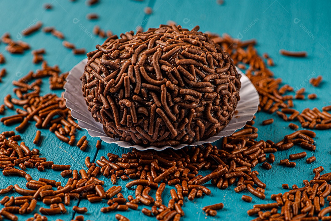 BRIGADEIRO: um dos doces mais típicos da culinária brasileira à base de chocolate e leite condensado.