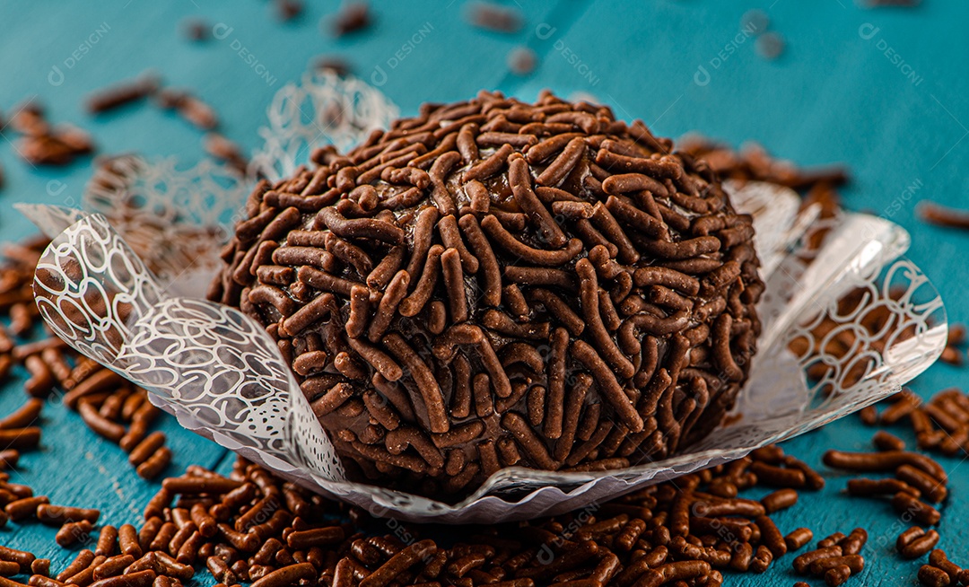 BRIGADEIRO: um dos doces mais típicos da culinária brasileira à base de chocolate e leite condensado.