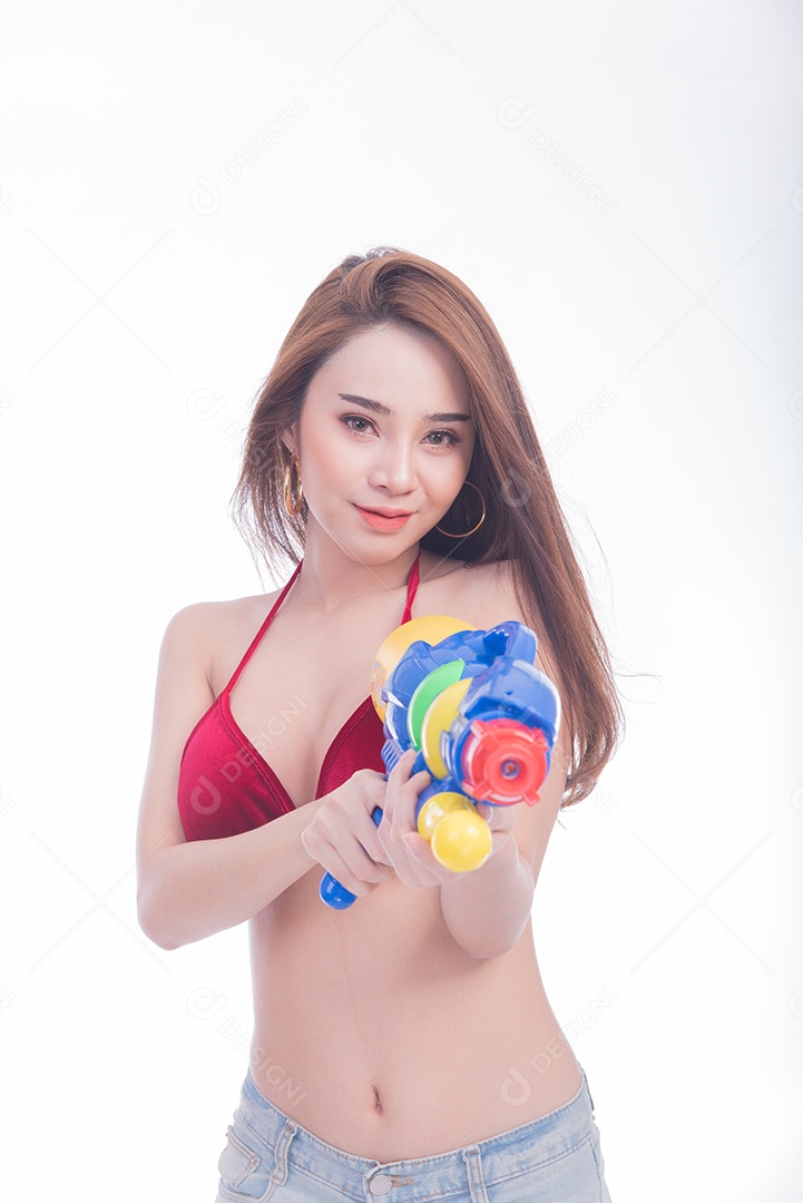 Bela jovem mulher asiática segurando a arma de água e sorriso