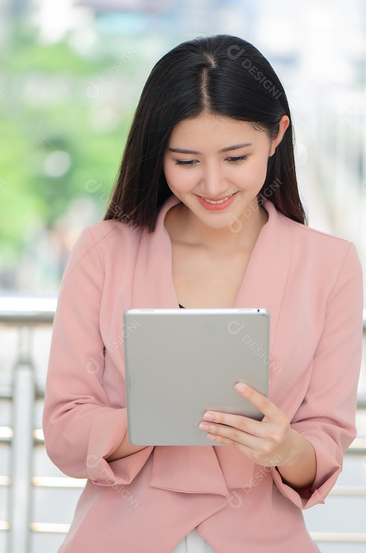 Bela jovem mulher asiática usando uma bela jovem