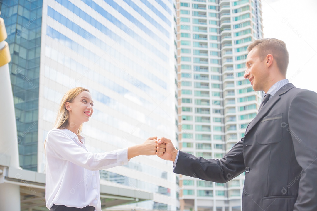 Homem de negócios e mulher de negócios de uma equipe de parceria