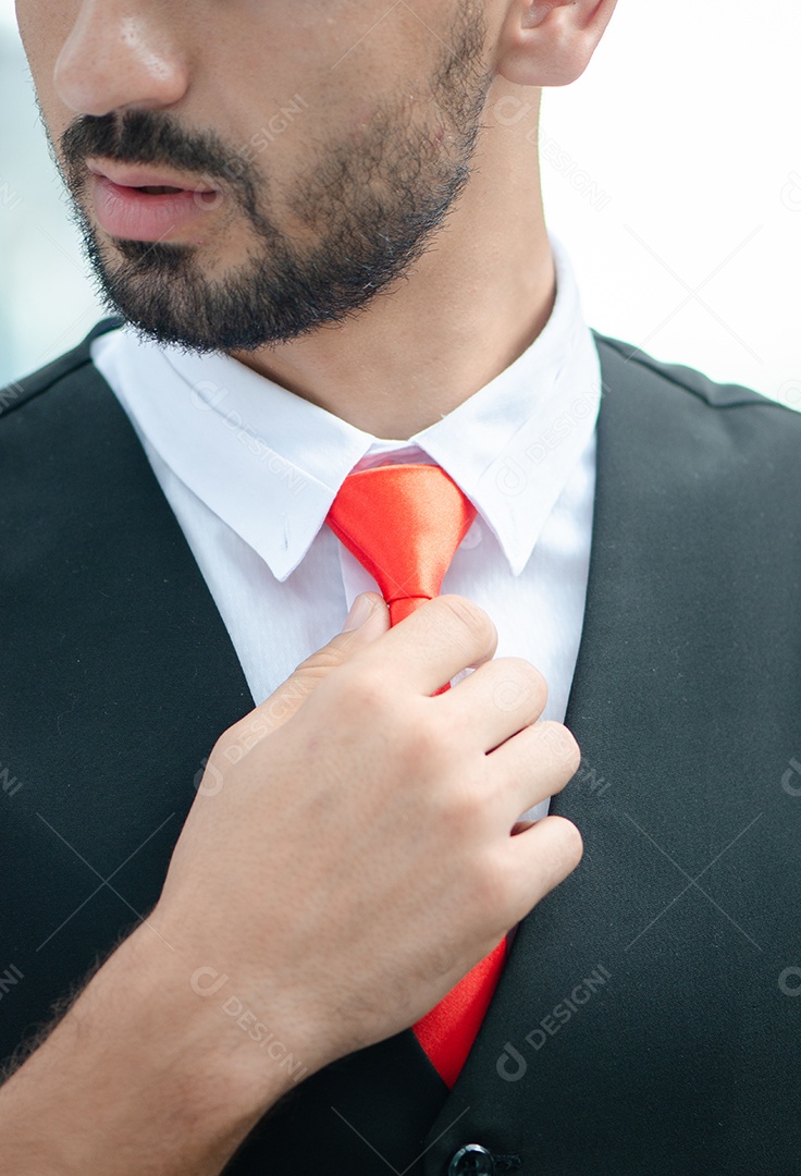 Homem de negócios tocando sua gravata