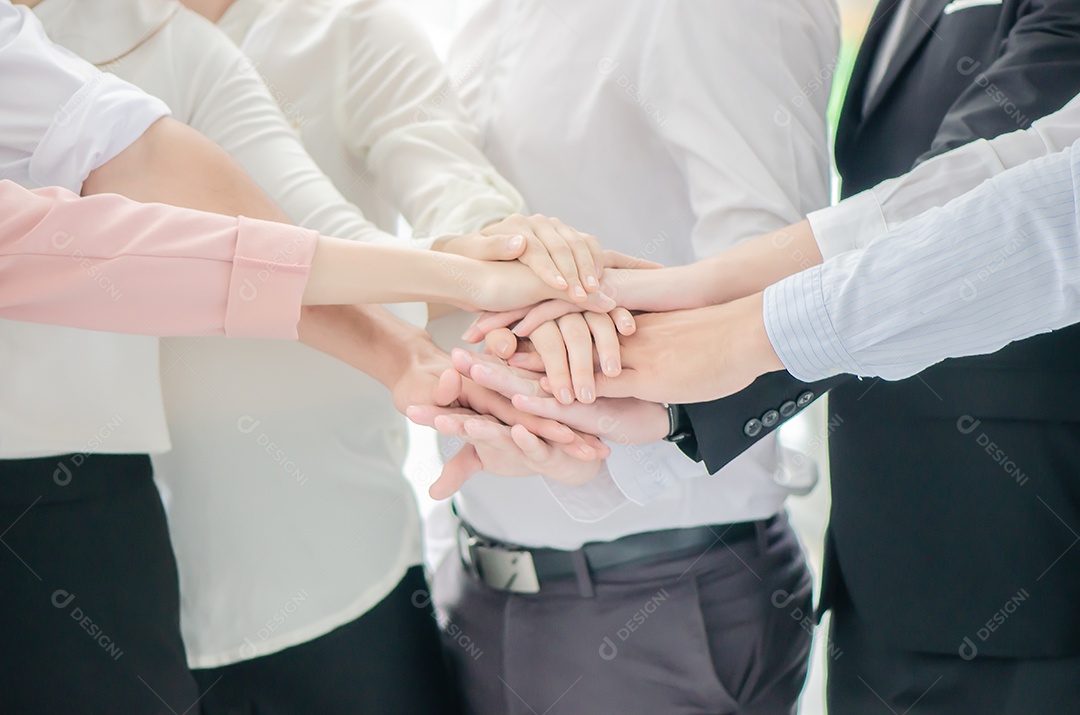 Pessoas de negócios se unem durante a reunião