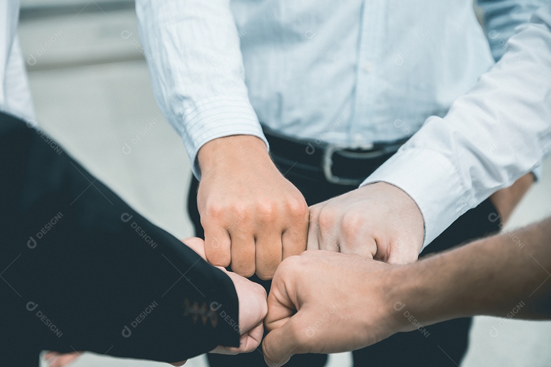 Pessoas de negócios se unem durante a reunião