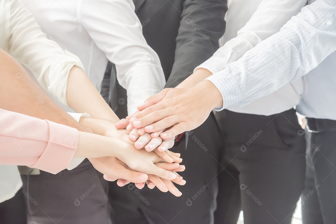 Pessoas de negócios se unem durante a reunião