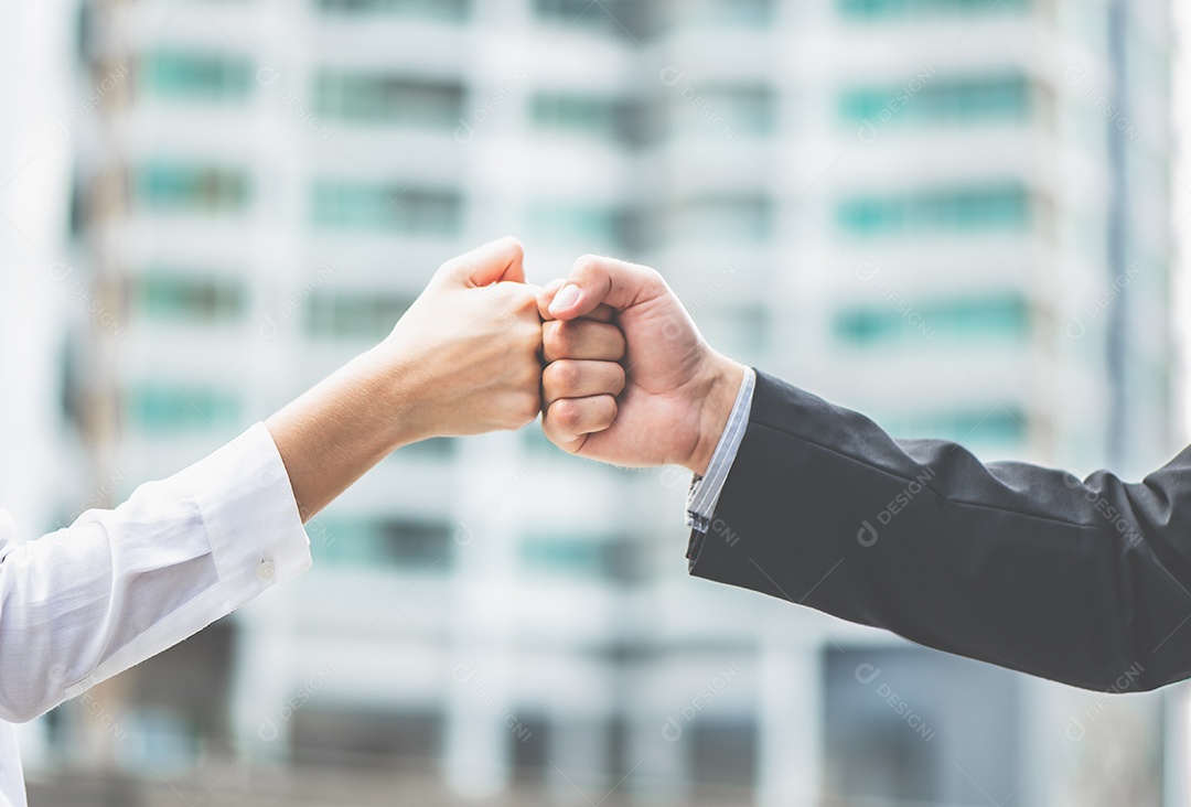 Empresários de uma equipe de parceria dando punho depois de mim