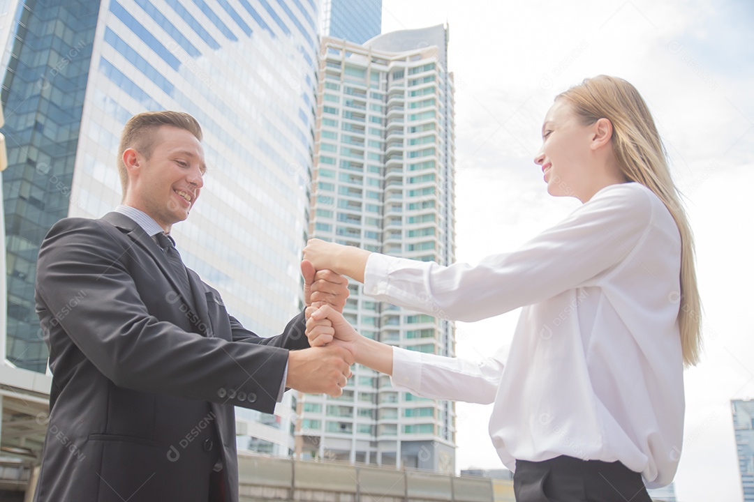 Pessoas de negócios mostrando unidade com as mãos juntas