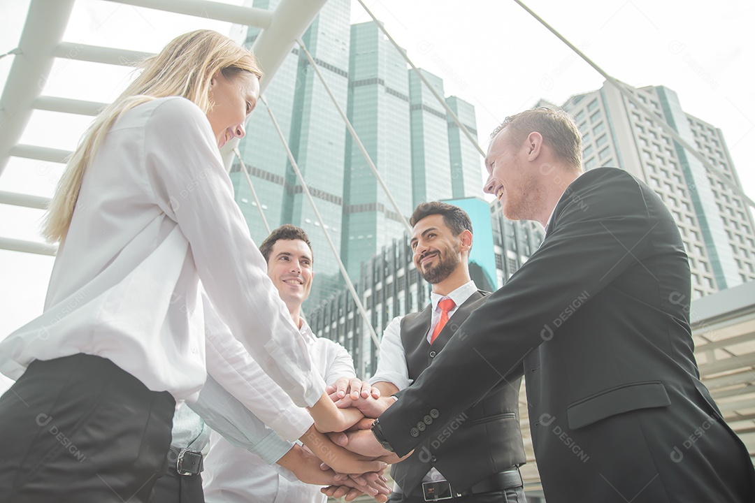 Pessoas de negócios mostrando unidade com as mãos juntas