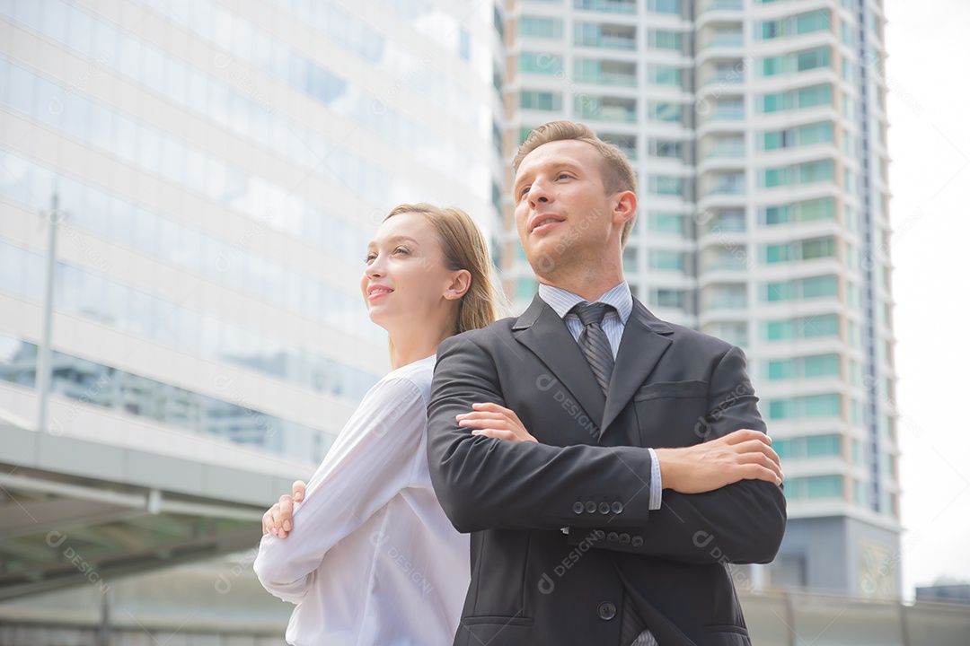 Empresário e empresária estão confiantes em seu trabalho
