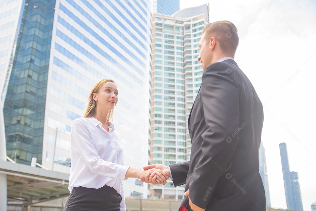 Empresários apertam as mãos e se apresentam