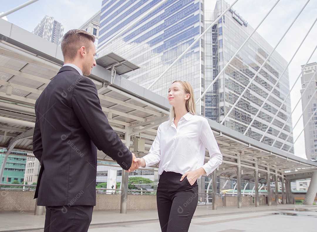 Empresários apertam as mãos e se apresentam.