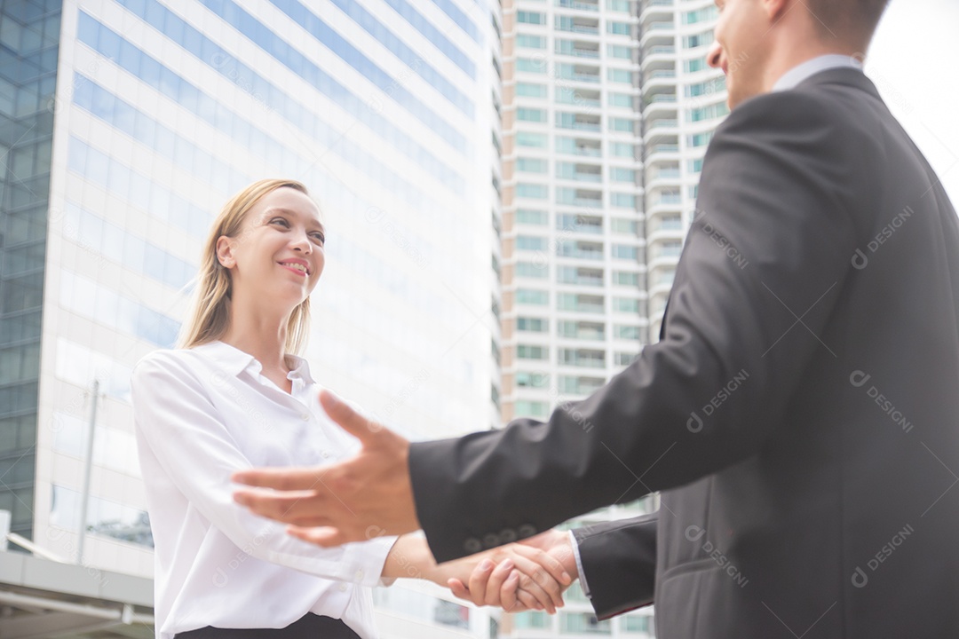 Empresários apertam as mãos e se apresentam.