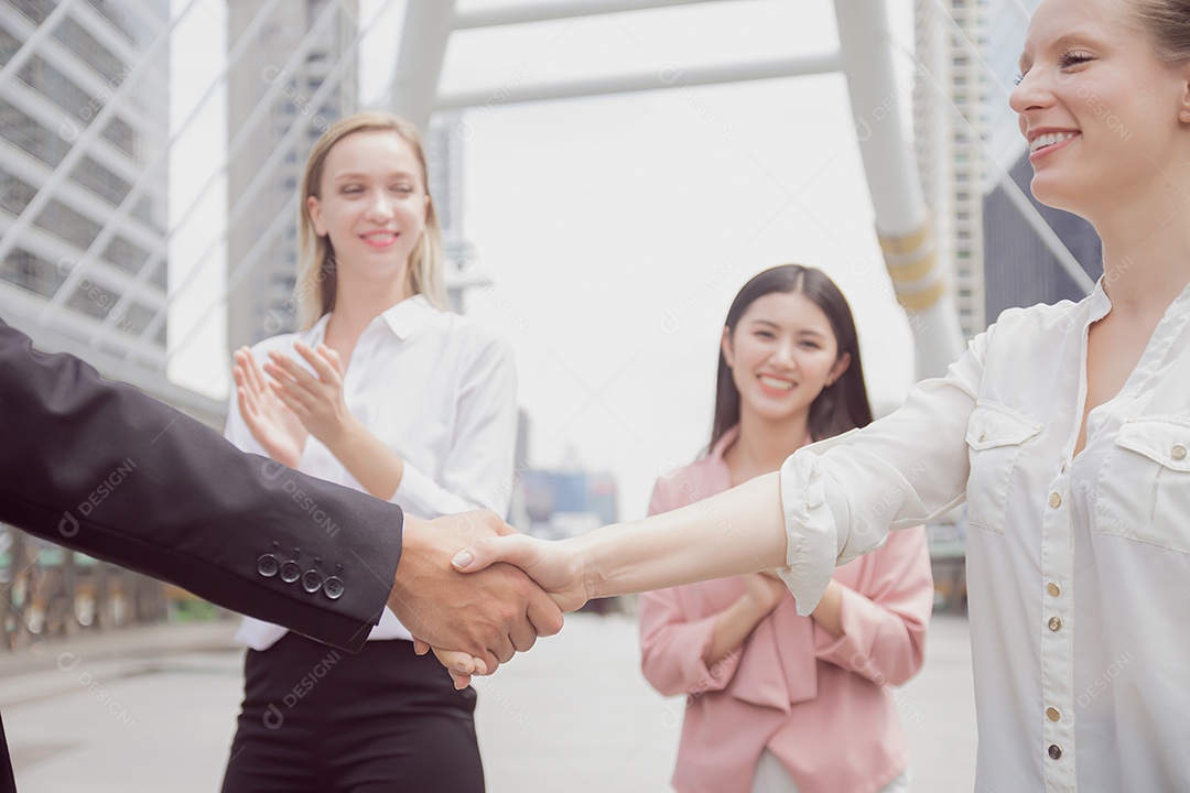Empresários apertam as mãos e se apresentam.