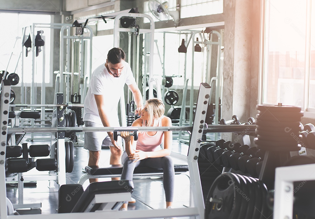Mulher malhando no centro de fitness esporte