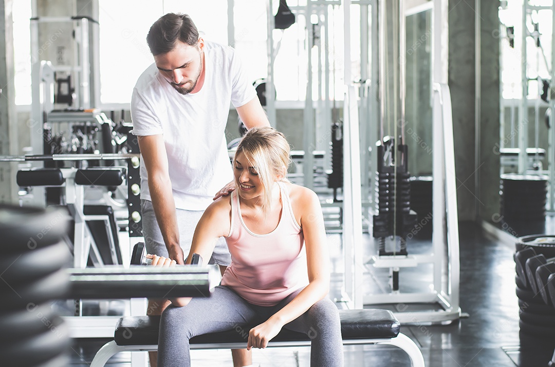 Mulher malhando no centro de fitness esporte