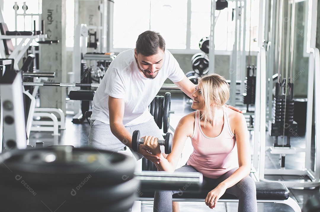 Mulher malhando no centro de fitness esporte