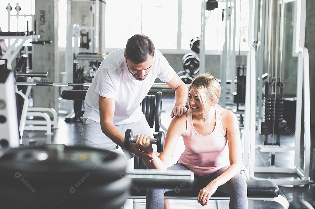 Mulher malhando no centro de fitness esporte