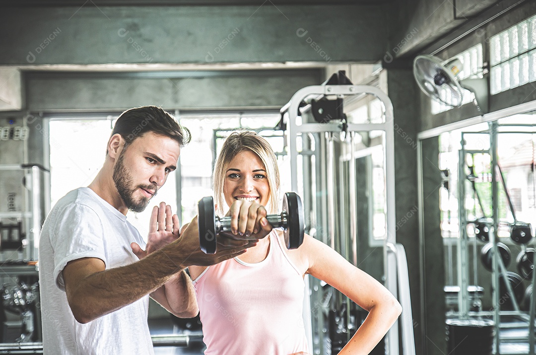 Mulher malhando no centro de fitness esportivo, treino de casal no ginásio
