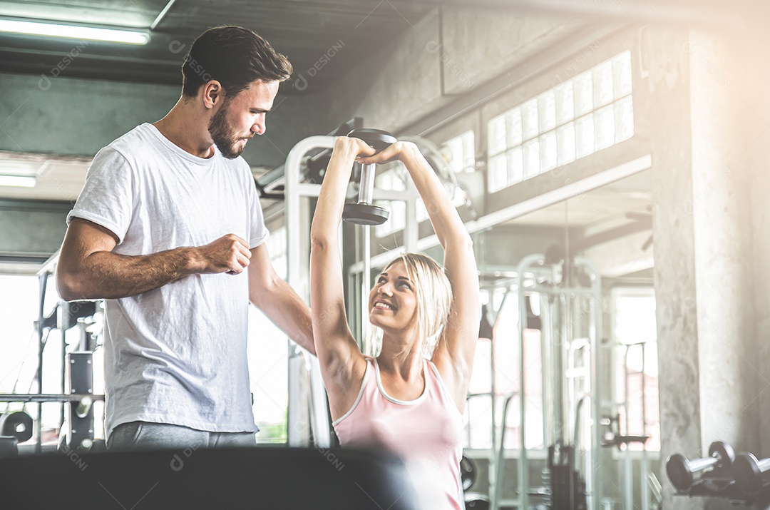 Mulher malhando no centro de fitness esportivo, treino de casal no ginásio