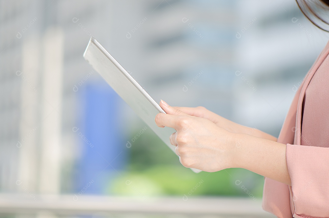 jovem mulher asiática assistindo e tocando seu tablet fazendo compras