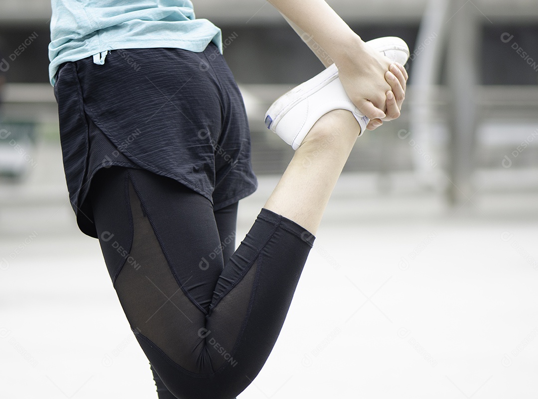 jovem bela mulher asiática exercício