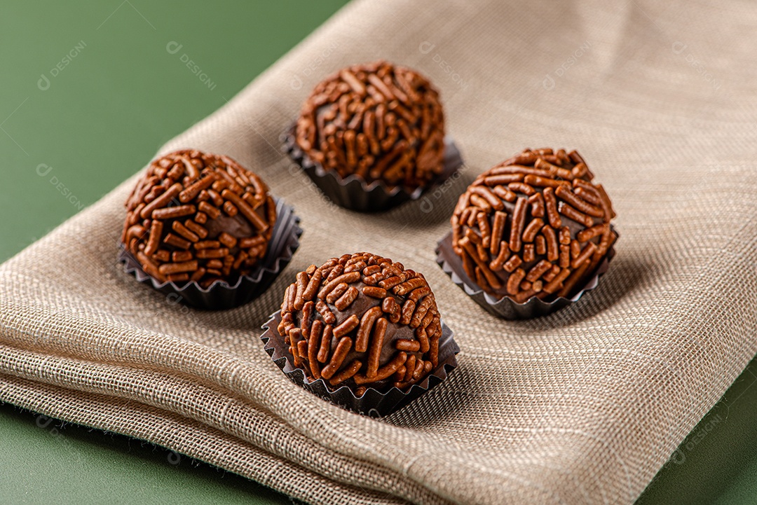 BRIGADEIRO: um dos doces mais típicos da culinária brasileira à base de chocolate e leite condensado.