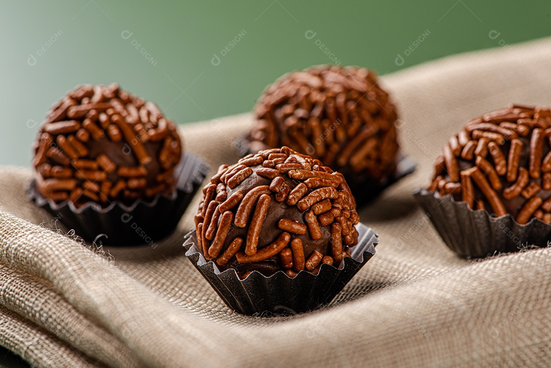 BRIGADEIRO: um dos doces mais típicos da culinária brasileira à base de chocolate e leite condensado.