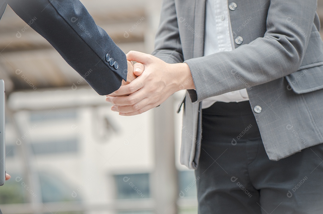 Pessoas de negócios apertam as mãos para concordar em fazer negócios e ter fé no sucesso dos negócios