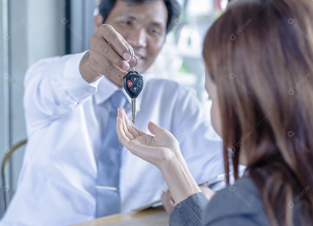 Homem de negócios, dê as chaves do carro com mulher de negócios