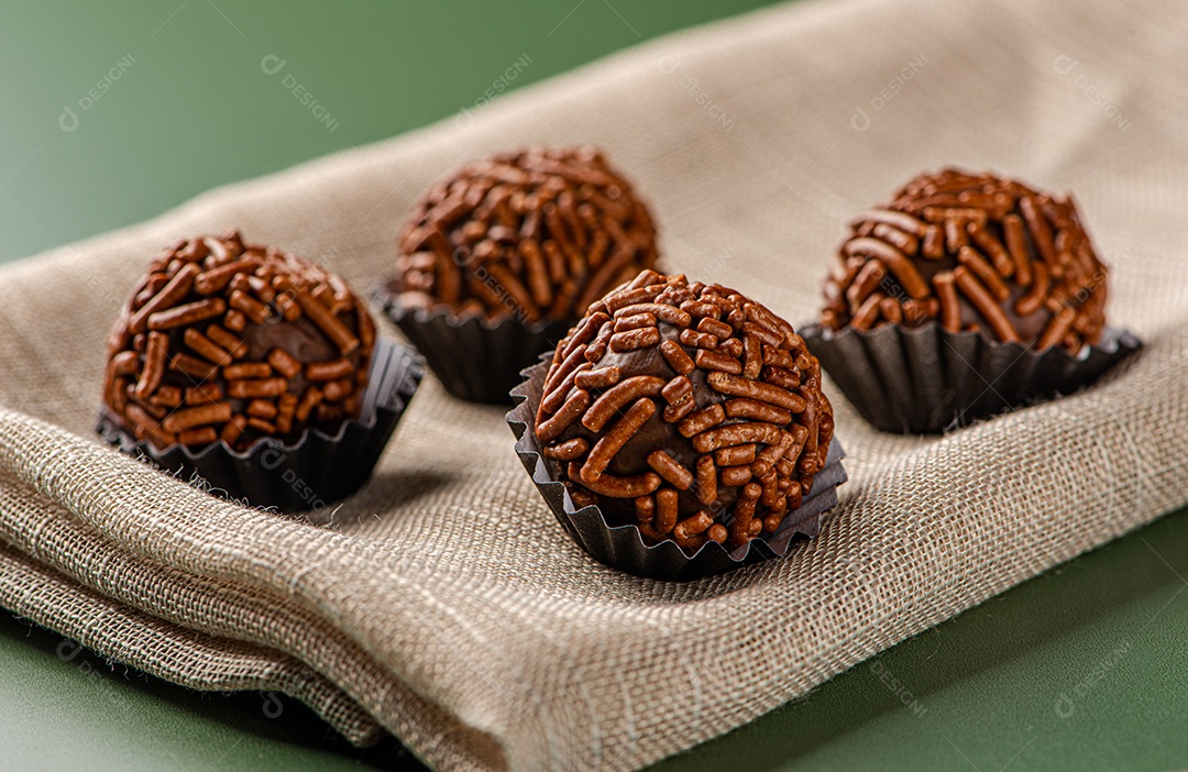 BRIGADEIRO: um dos doces mais típicos da culinária brasileira à base de chocolate e leite condensado.