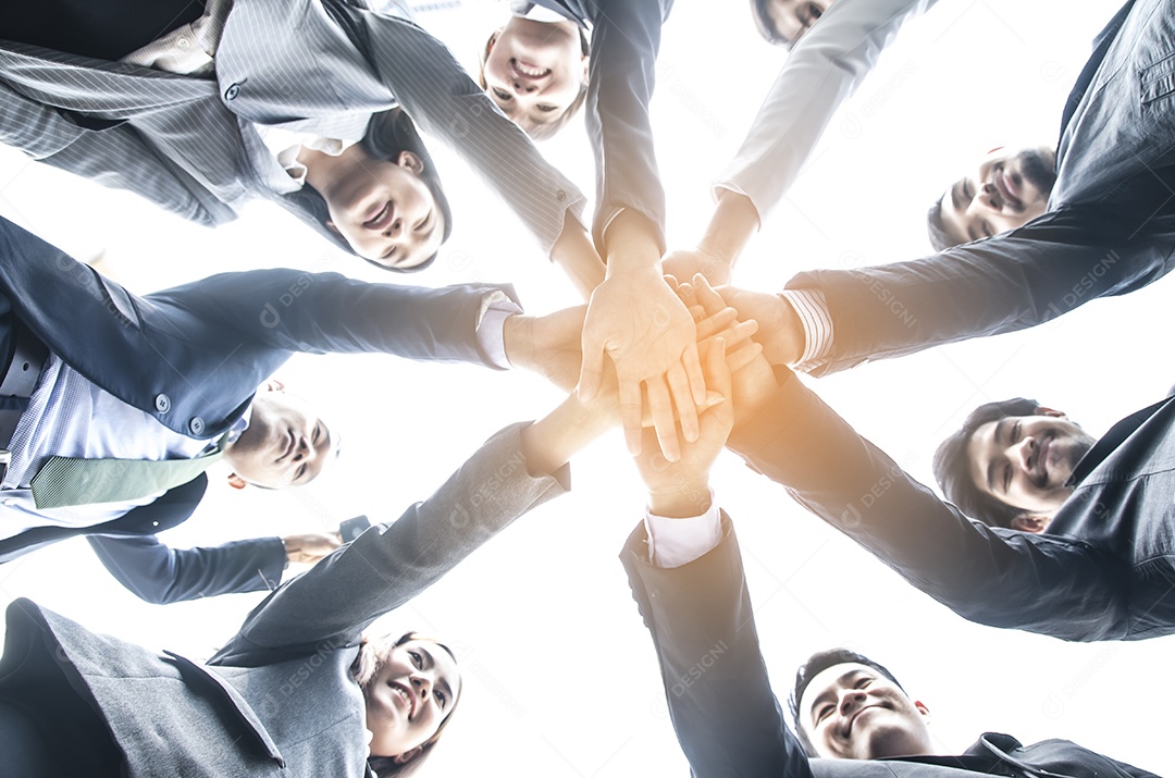 Pessoas de negócios suas mãos juntas