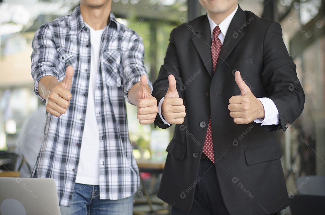 Pessoas de negócios batem com confiança em fazer negócios com sucesso