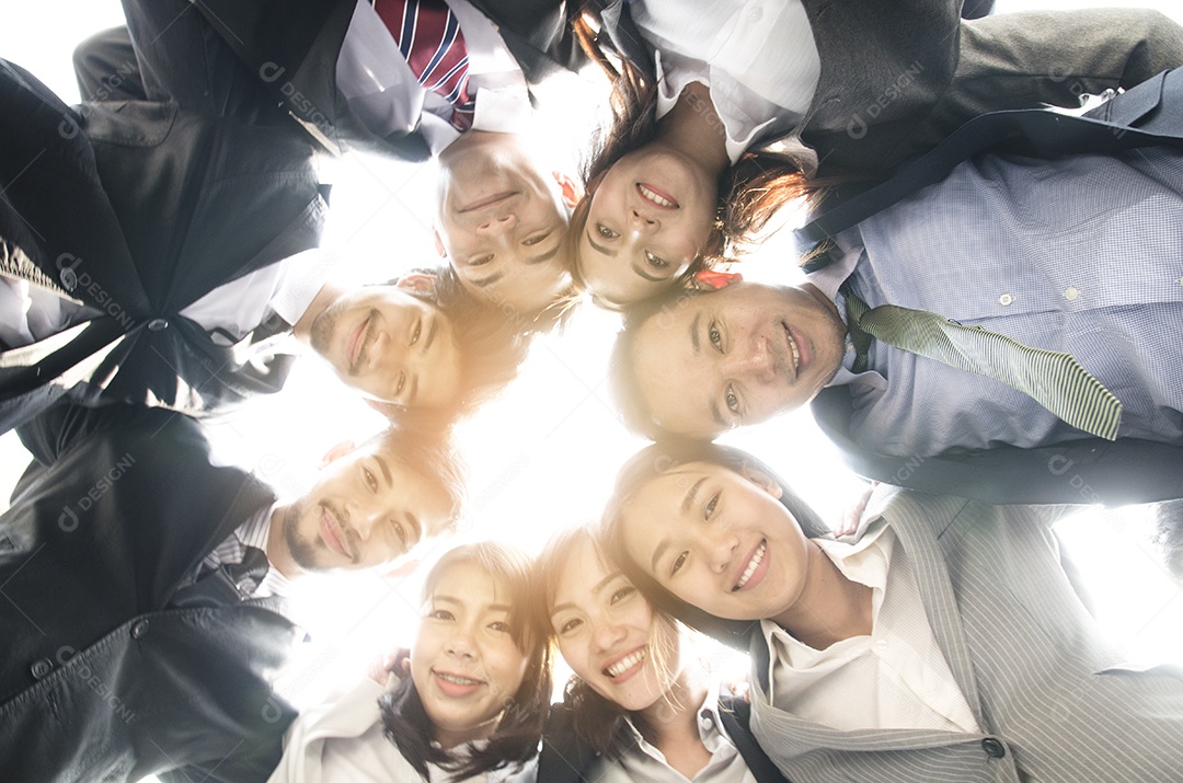 Trabalho em equipe de negócios com as cabeças juntas