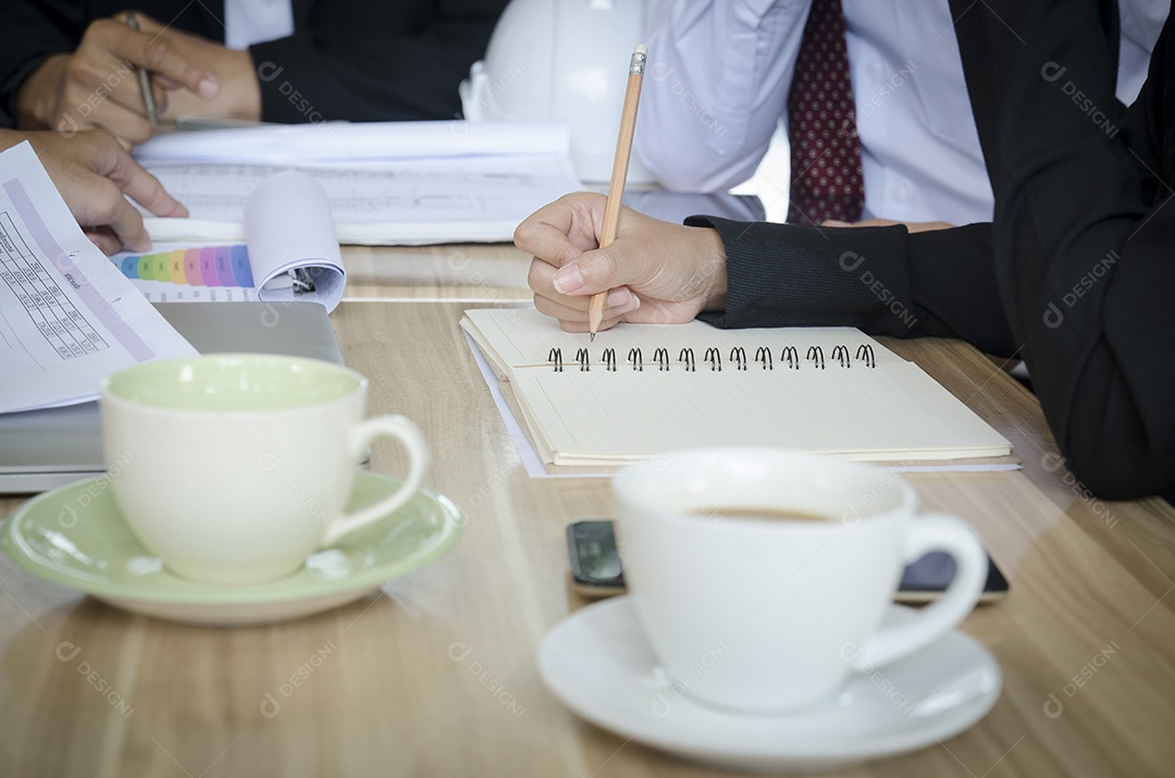 Empresária escrevendo com lápis na sala de reuniões