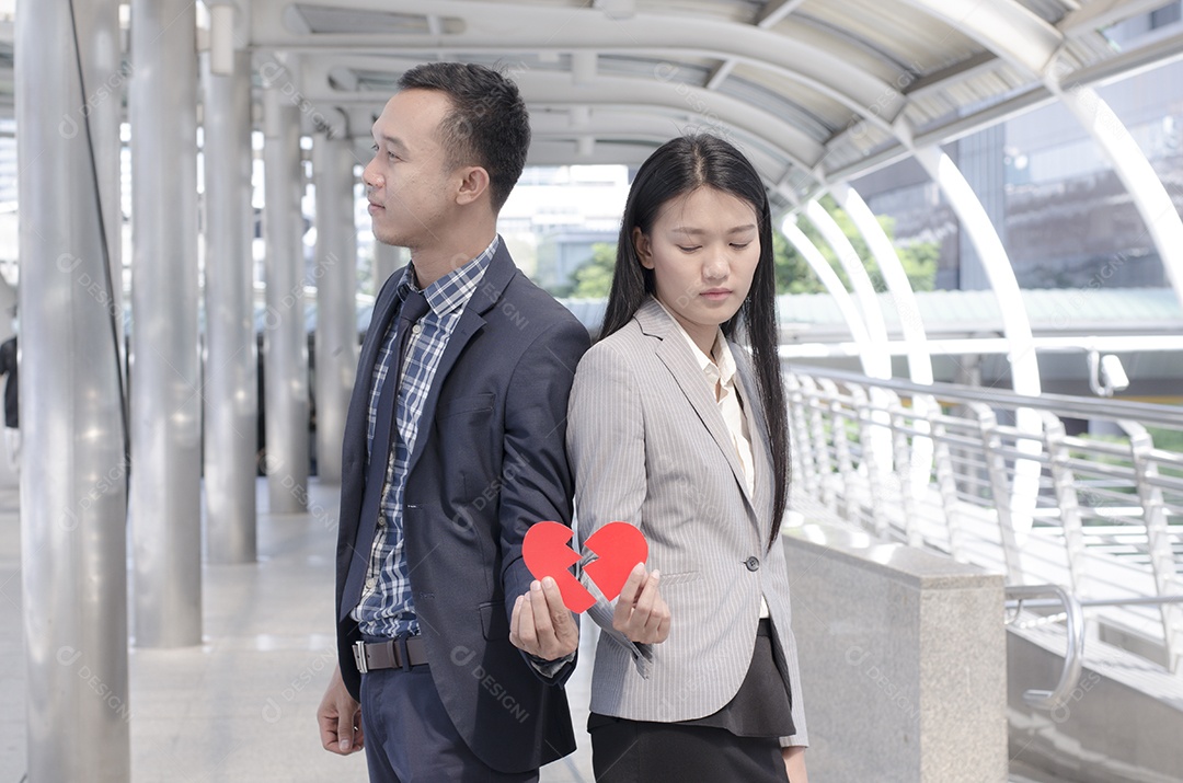 Casal segurando o coração partido e se sente triste, seu relacionamento termina