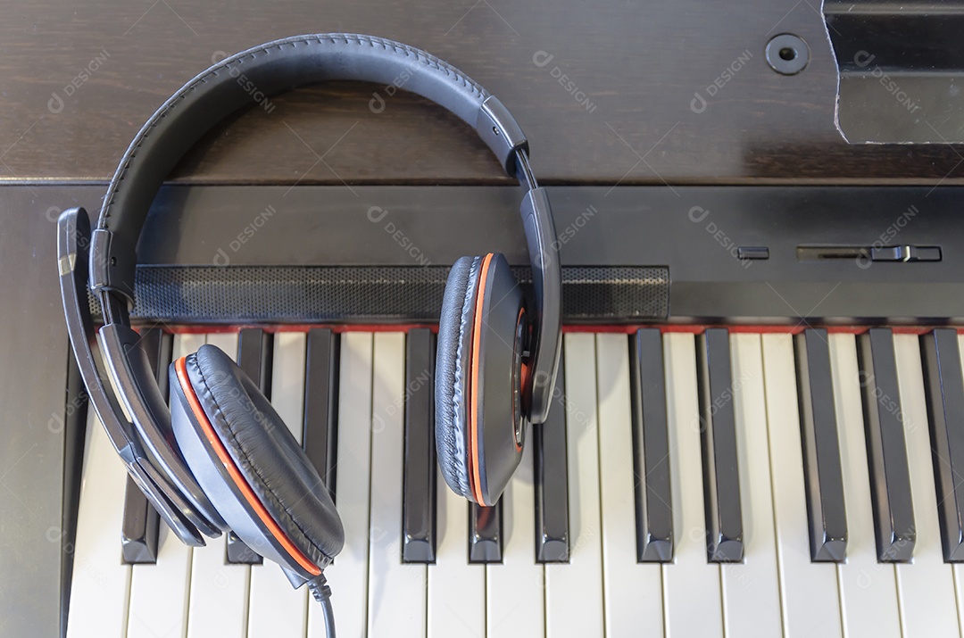 Fone de ouvido no piano, vista superior, conceito de música