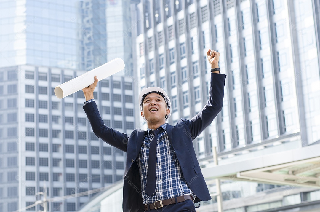 Engenheiro estão felizes em trabalhar no projeto conforme planejado.