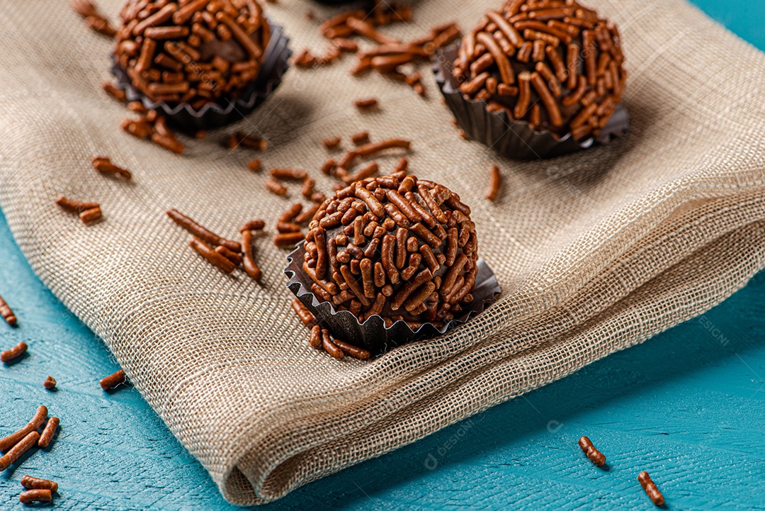 BRIGADEIRO: um dos doces mais típicos da culinária brasileira à base de chocolate e leite condensado.