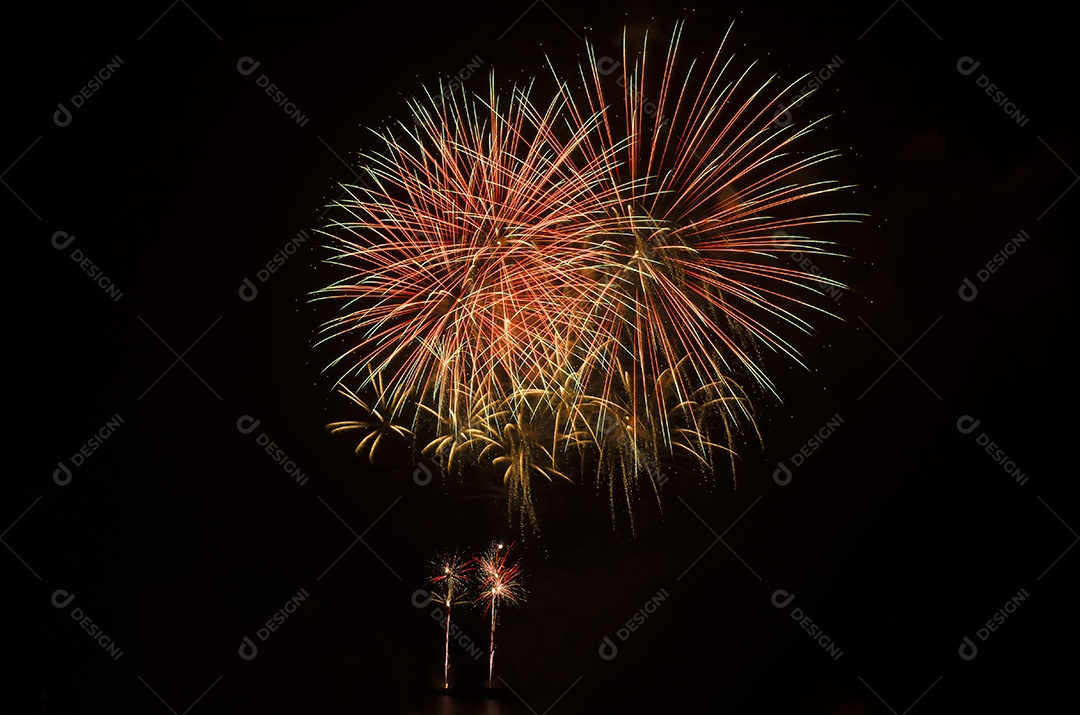 Fogo de artifício acende no fundo do céu escuro, fogo de artifício comemora o ano novo