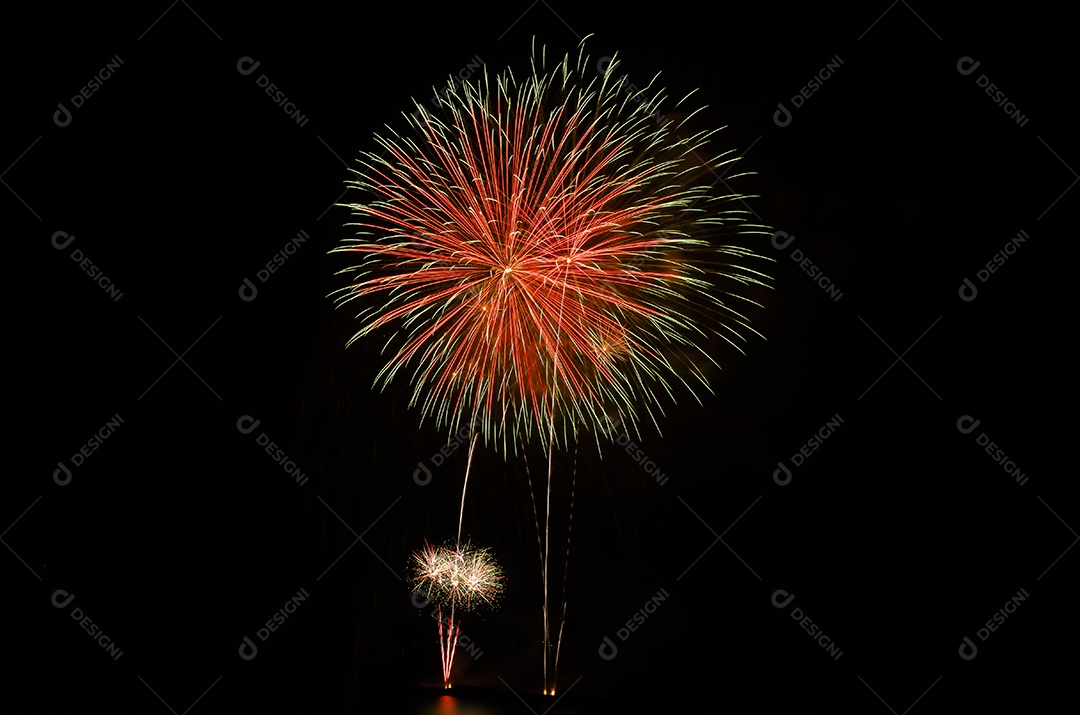 Fogo de artifício acende no fundo do céu escuro, fogo de artifício comemora o ano novo