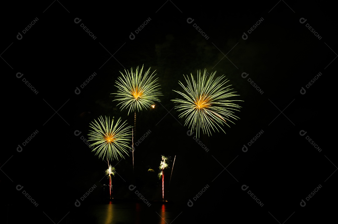 Fogo de artifício acende no fundo do céu escuro, fogo de artifício comemora o ano novo