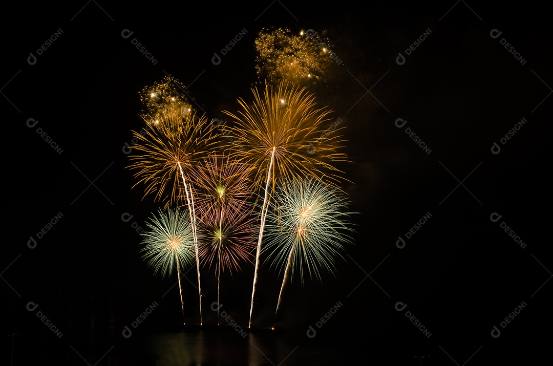 Fogo de artifício acende no fundo do céu escuro, fogo de artifício comemora o ano novo