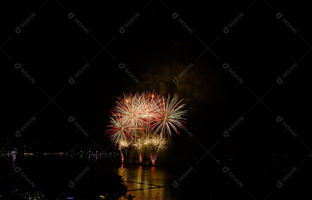 Fogo de artifício acende no fundo do céu escuro, fogo de artifício comemora o ano novo