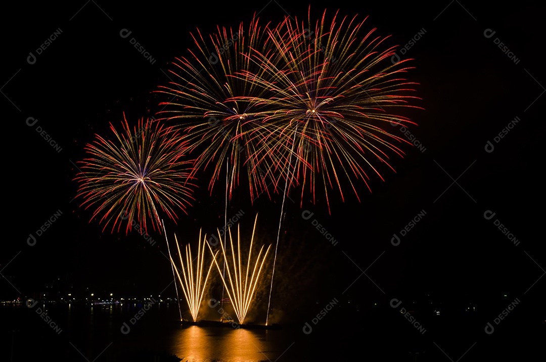 Fogo de artifício acende no fundo do céu escuro, fogo de artifício comemora o ano novo