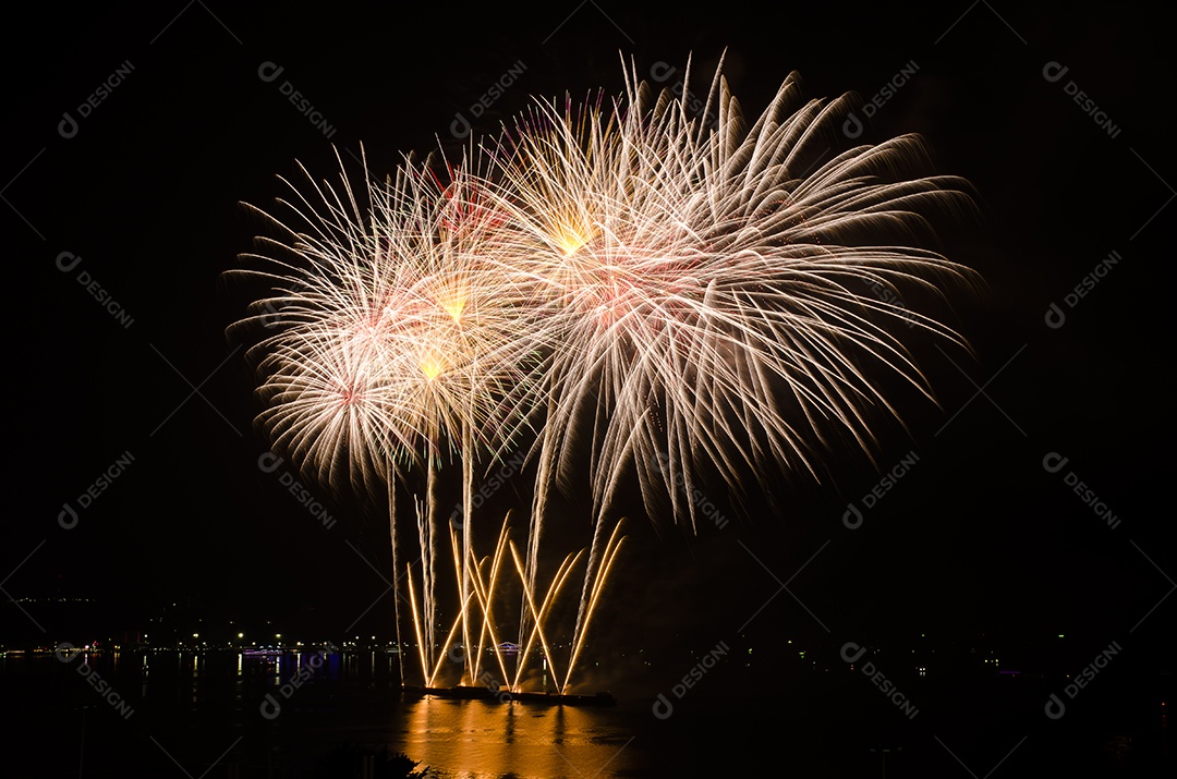 Fogo de artifício acende no fundo do céu escuro, fogo de artifício comemora o ano novo