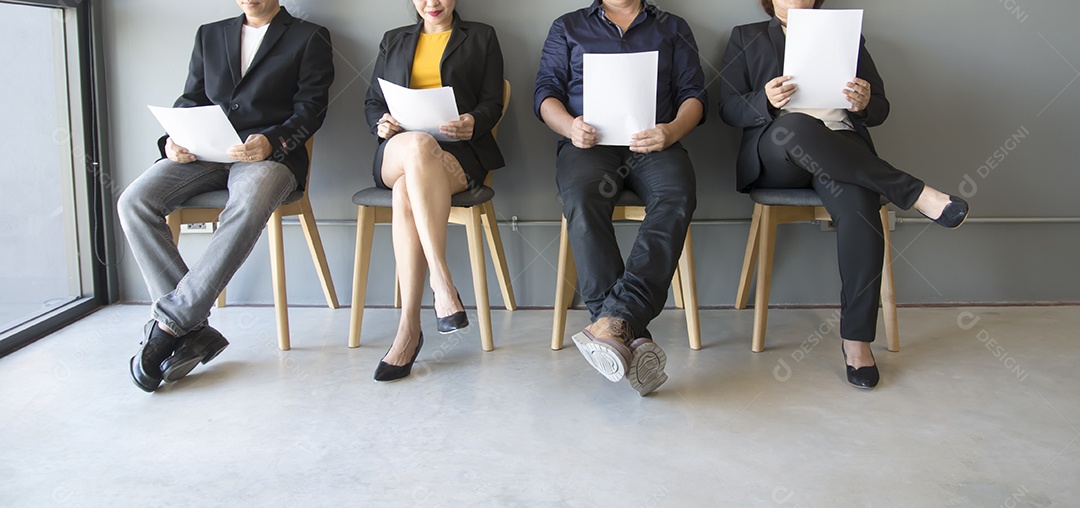 Pessoas à espera de uma entrevista de emprego