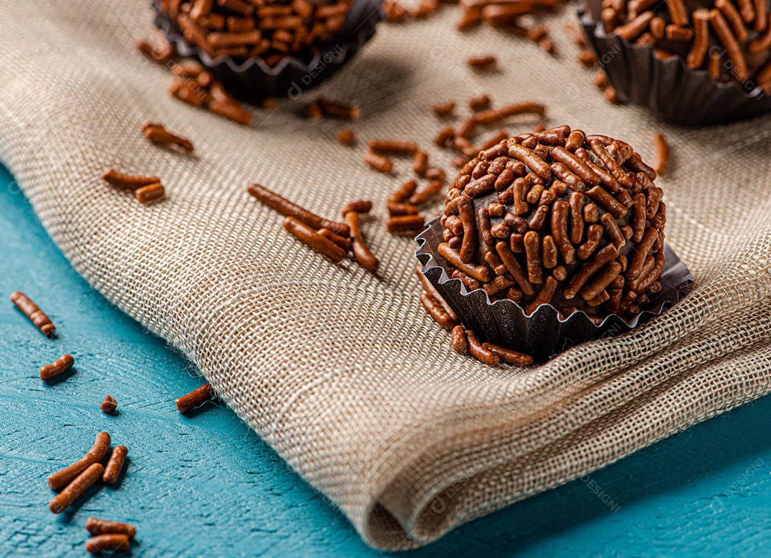 BRIGADEIRO: um dos doces mais típicos da culinária brasileira à base de chocolate e leite condensado.