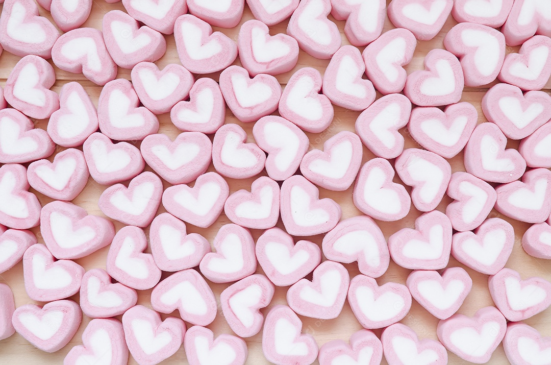 Coração rosa e coração branco sobre fundo de madeira, conceito de amor