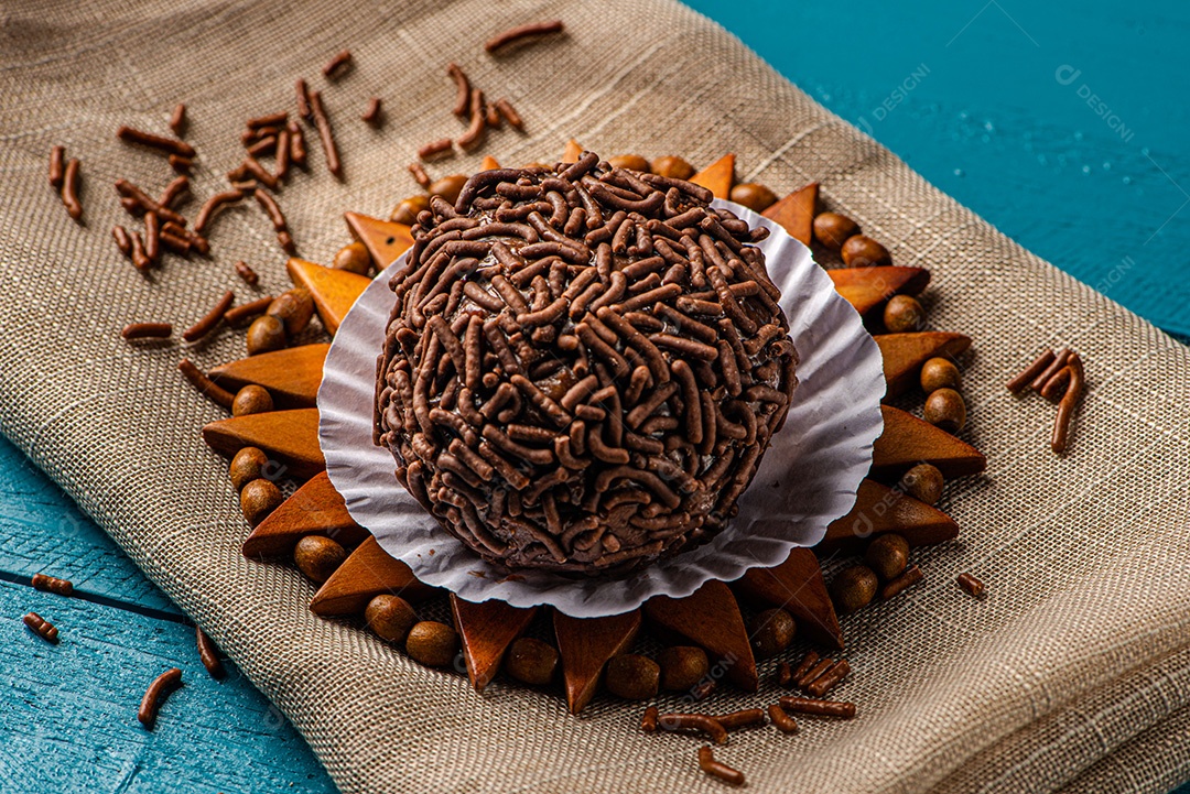 BRIGADEIRO: um dos doces mais típicos da culinária brasileira à base de chocolate e leite condensado.