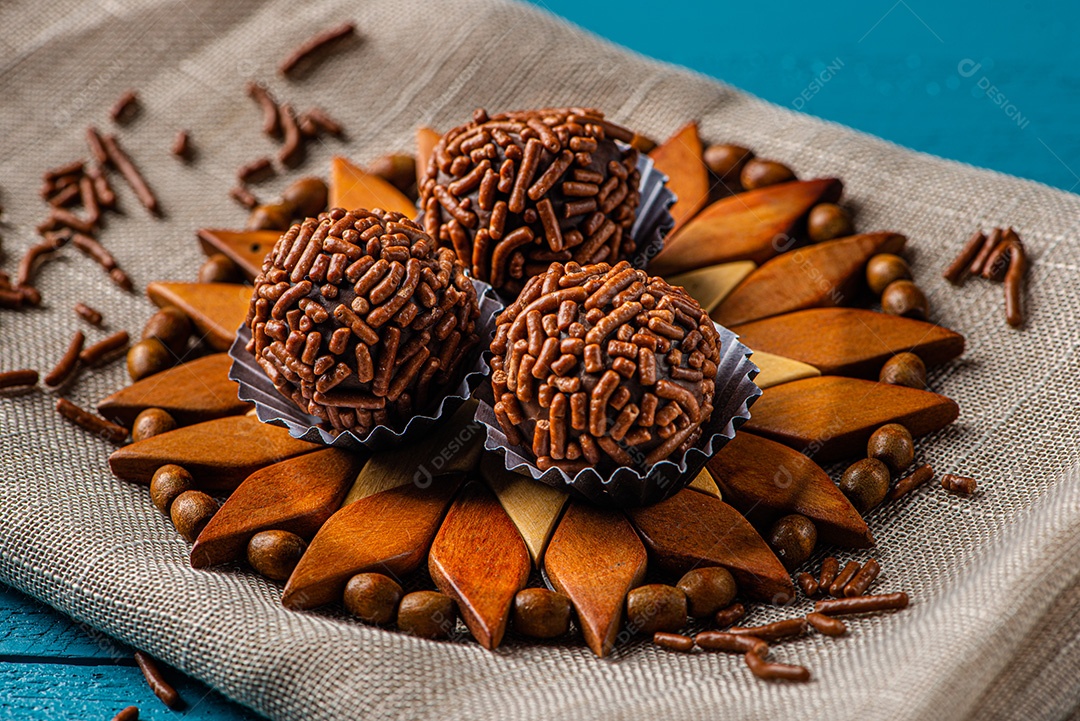 BRIGADEIRO: um dos doces mais típicos da culinária brasileira à base de chocolate e leite condensado.